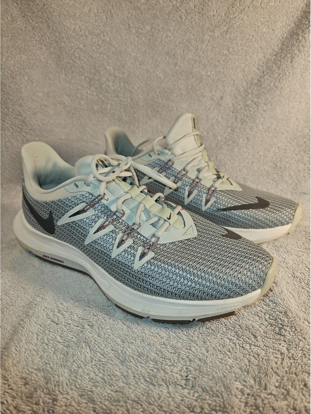 Nike Quest AA7412-005 Women's Light Silver Running Shoe Size 6 M